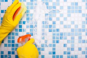 Cómo limpiar azulejos de baño